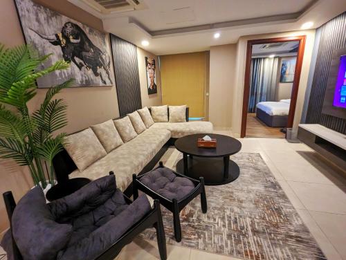 GOLDCREST MALL AND RESIDENCY - DELUXE ONE BED APARTMENT By ALVIS SUITE - image 5