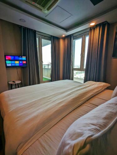 GOLDCREST MALL AND RESIDENCY - DELUXE ONE BED APARTMENT By ALVIS SUITE - image 7
