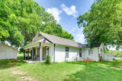 Blue Ridge Retreat on 10-Acre Farm: Rural Reset! in Weston (TX)