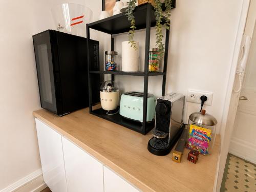Bourgeois 3BR - terrace, walk to Croisette and Palais - Tap to explore photos