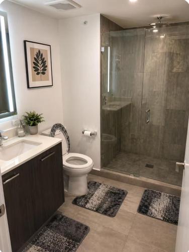 Shower, Luxury studio with balcony and free parking in Other