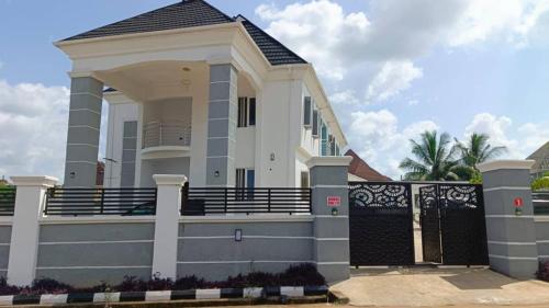 House One Apartment in อะคูร์