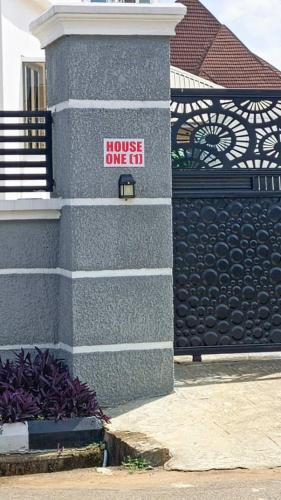 House One Apartment in อะคูร์