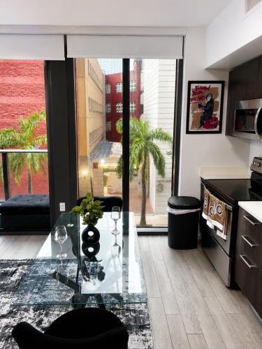 Kitchen, Luxury studio with balcony and free parking in Other
