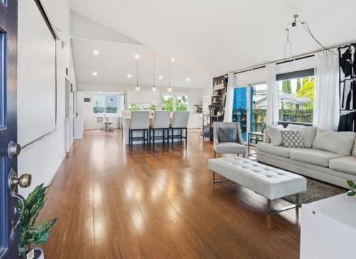 Spacious Home Steps from Huge Park and Outdoor Fun – khách sạn tại Edenvale