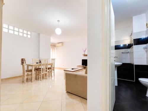 Aron's Apartment 36 - image 2