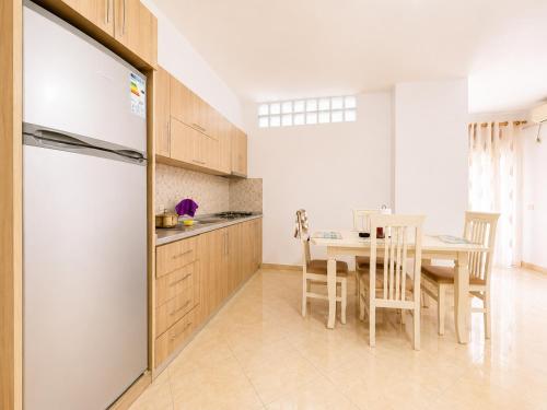 Aron's Apartment 36 - image 4