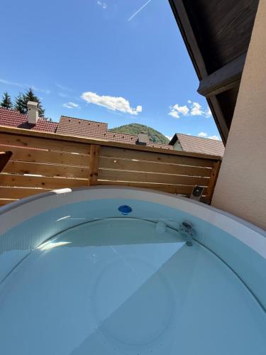 Bañera de hidromasaje, Green Breeze House Mozirje - Cozy Nights & Hot Tub in Mozirje