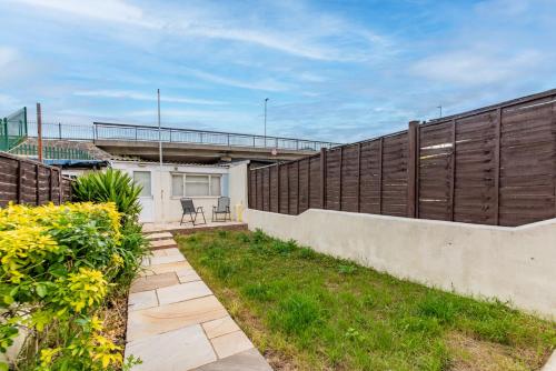 Stunning 3-Bedroom Luxury House in North End Portsmouth Pet Friendly Perfect of Groups with Private Parking SUMMER SPECIAL OFFER by Blue Puffin Stays - image 4
