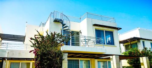 Esentepe Turtle Bay Village 2-bedroom sea view apartment in 에센테페