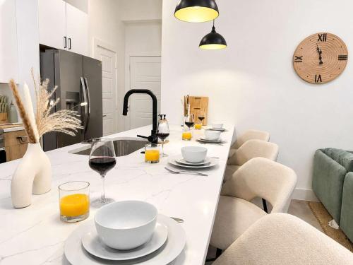 Sleeps 25 - Karaoke Dome Hot Tub Games Makeup Station & Rooftop Soccer in Love Field Airport