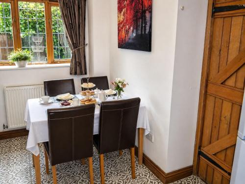 Measure Cottage - Sleeps 4 - Private Hot tub and garden in Wootton Wawen