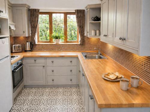 Measure Cottage - Sleeps 4 - Private Hot tub and garden in Wootton Wawen