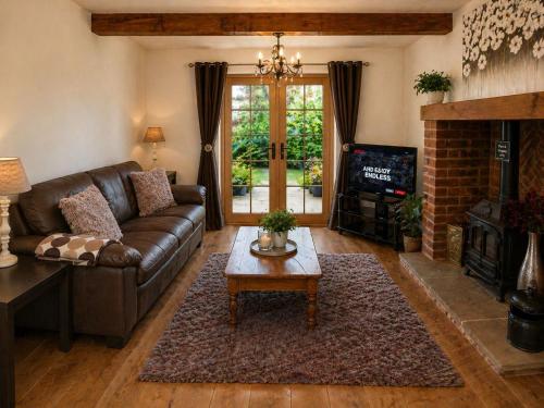 Measure Cottage - Sleeps 4 - Private Hot tub and garden in Wootton Wawen