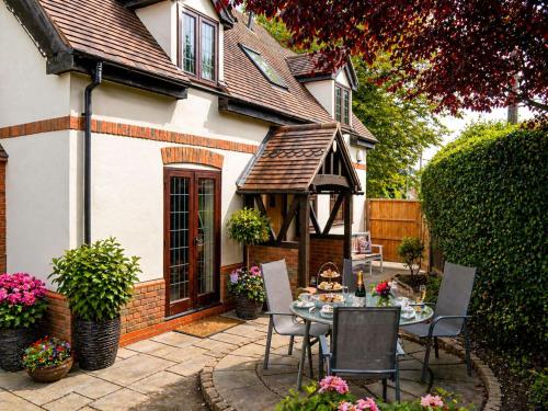 Measure Cottage - Sleeps 4 - Private Hot tub and garden in Wootton Wawen