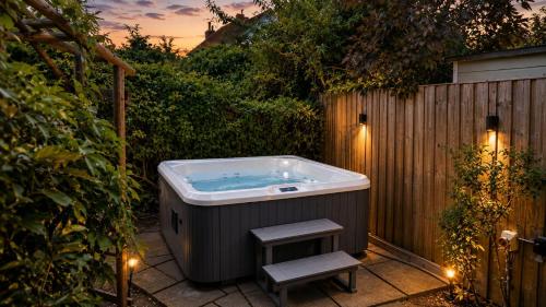 Measure Cottage - Sleeps 4 - Private Hot tub and garden in Wootton Wawen