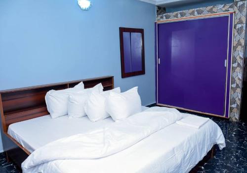 Gulta, Luxury Deluxe with Private Bath, Free Parking and WiFi in Ota