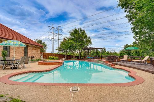 3 Mi to Six Flags! Family Getaway w/ Outdoor Oasis in แกรนด์แพร์รี (TX)