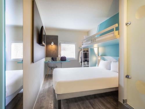 3 twin beds
