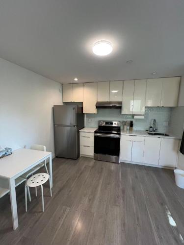 Cozy Kerrisdale Laneway Suite Kitchen Laundry – khách sạn tại Oakridge