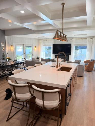 The Most Desired Summer Retreat with Private Pool Just 5 Minutes from the Beach in Springleikheita (NJ)