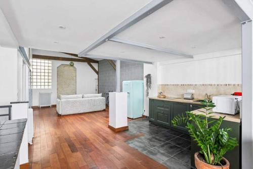 Kitchen, 2BDR-8P duplex apartment - Pigalle-Montmartre in Montmartre
