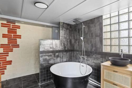 Shower, 2BDR-8P duplex apartment - Pigalle-Montmartre in Montmartre