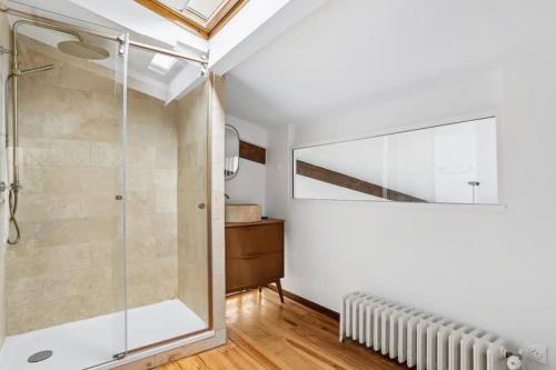 Shower, 2BDR-8P duplex apartment - Pigalle-Montmartre in Montmartre