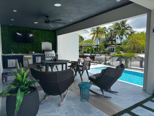 Luxe Waterfront Villa w Boat & Pool - BRAND NEW! – khách sạn tại Đồi Lauder