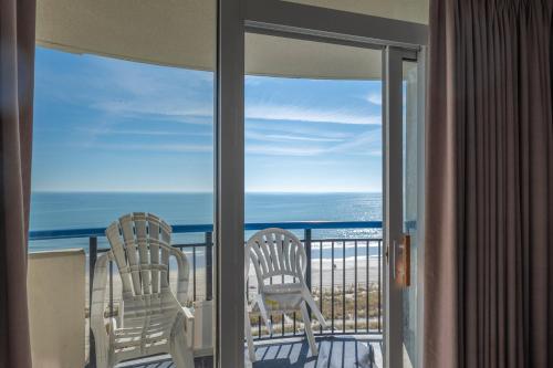 Updated One Bedroom Condo- Boardwalk Resort Unit 837 - Direct Oceanfront! Sleeps 8! - Myrtle Beach, SC