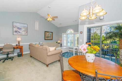 Beautifully Updated Top Floor 1 Bedroom Condo - Riverwalk at Arrowhead Country Club - Unit 302 – khách sạn tại Forestbrook