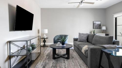 Landing Chic 1BD Pool Gym, Phoenix