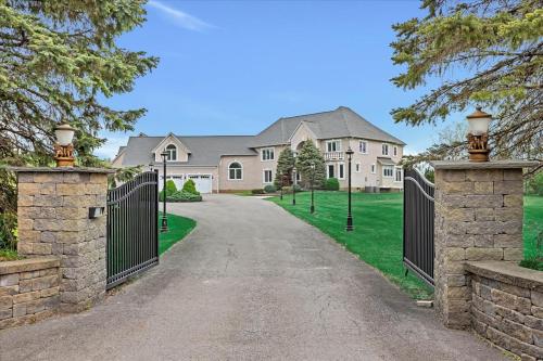 Luxury Estate with Pool Waterslide & Hot Tub in Rotterdam (NY)