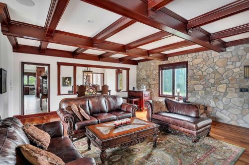 Luxury Estate with Pool Waterslide & Hot Tub in Rotterdam (NY)