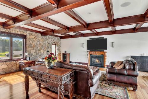Luxury Estate with Pool Waterslide & Hot Tub in Rotterdam (NY)