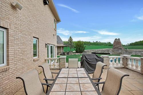Luxury Estate with Pool Waterslide & Hot Tub in Rotterdam (NY)