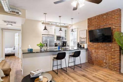 Stylish Retreat 2BR Near Frick Park Dining - image 13
