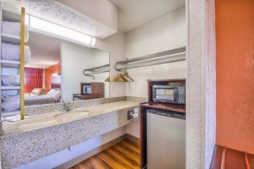 Hillcrest Inn & Suites Ozona - image 2