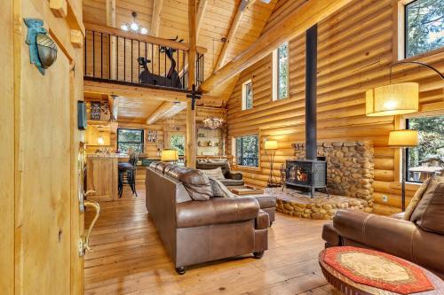 Eagles Nest - Natural Log Cabin with Guest House in Idyllwild, USA