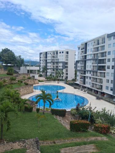 Apto Brisas y Relax Vacacional Ricaurte 3hab Con Doble Balcón y 2 Parking – khách sạn tại Girardot