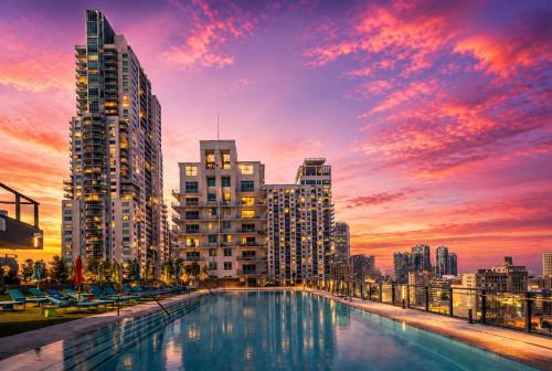 Swimming pool, Luxury studio with balcony and free parking in Other