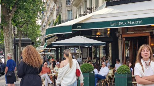 2minute gare Montparnasse ,center, a ,5 minute Eifel tour ,Louvre meusm ,1 mins Notre Dame of Paris ,front metro, aesome place