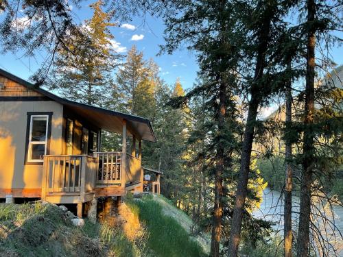 Doug's Emporium and Riverside Cabins in Hedley (BC)