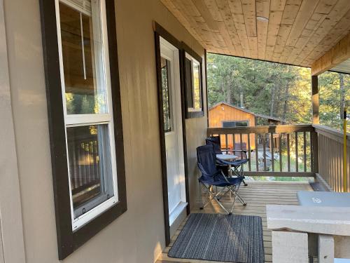 Doug's Emporium and Riverside Cabins in Hedley (BC)