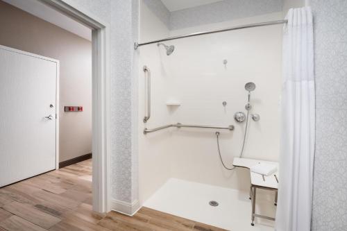 Hampton Inn Tracy - image 42