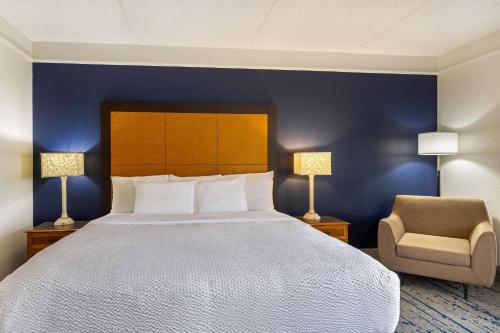 1 king bed, 1 sofa bed