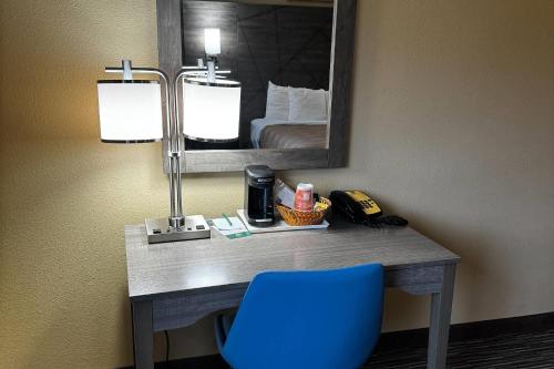 Quality Inn near I-72 and Hwy 51 - image 33