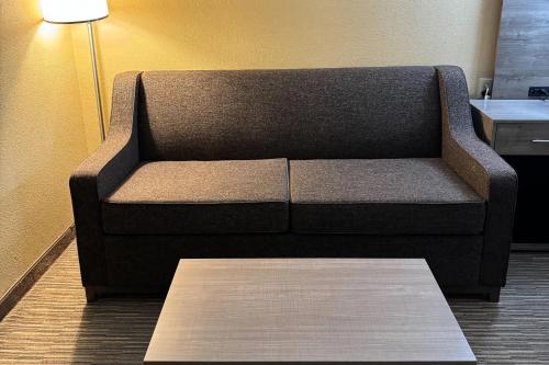 Quality Inn near I-72 and Hwy 51 - image 38