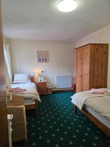 Zimmer mit 2 einzelbetten, eigenes badezimmer