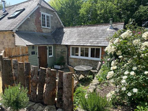 The Old Forge Glamping and Cottage Stays - Compton Abbas